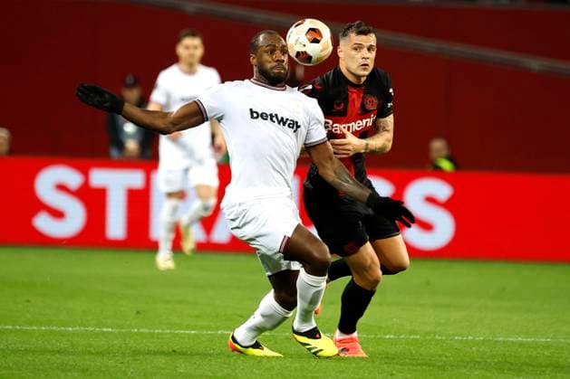Leverkusen, Deutschland, UEFA Europa League, Bayer 04 Leverkusen : West Ham United FC 2-0 Viertelfinale,Quarter Finals 11. 04. 2024 in der Bay Arena in Leverkusen Granit XHAKA (LEV) re.- und Michail ANTONIO (WHU) li.-
