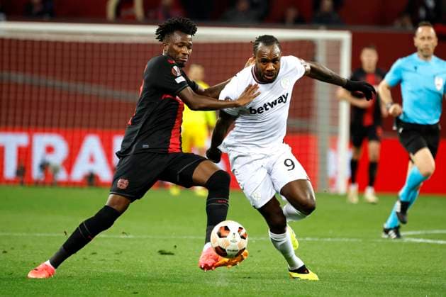 Leverkusen, Deutschland, UEFA Europa League, Bayer 04 Leverkusen : West Ham United FC 2-0 Viertelfinale,Quarter Finals 11. 04. 2024 in der Bay Arena in Leverkusen Edmond TAPSOBA (LEV) li.- und Michail ANTONIO (WHU) re.-