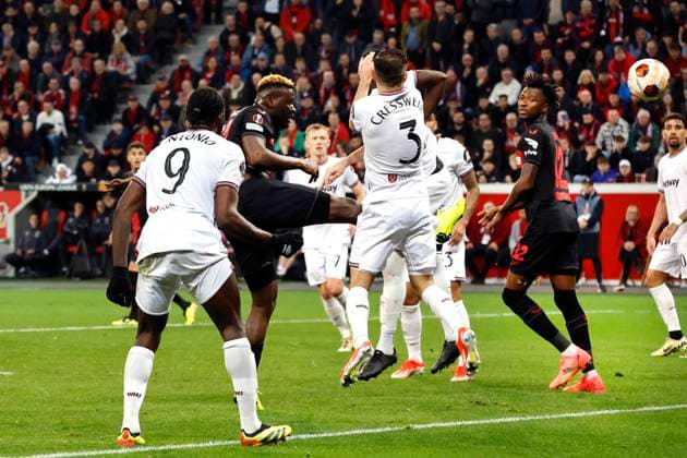 Leverkusen, Deutschland, UEFA Europa League, Bayer 04 Leverkusen : West Ham United FC 2-0 Viertelfinale,Quarter Finals 11. 04. 2024 in der Bay Arena in Leverkusen Victor BONIFACE (LEV) 2.v. li.- erzielt per Kopf den Treffer zum 2-0