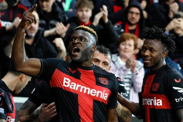 Sport Bilder des Tages Leverkusen, Deutschland, UEFA Europa League, Bayer 04 Leverkusen : West Ham United FC 2-0 Viertelfinale,Quarter Finals 11. 04. 2024 in der Bay Arena in Leverkusen Victor BONIFACE (LEV) li.- hat den Treffer zum 2-0 erzielt und freut sich mit seinen Kameraden .