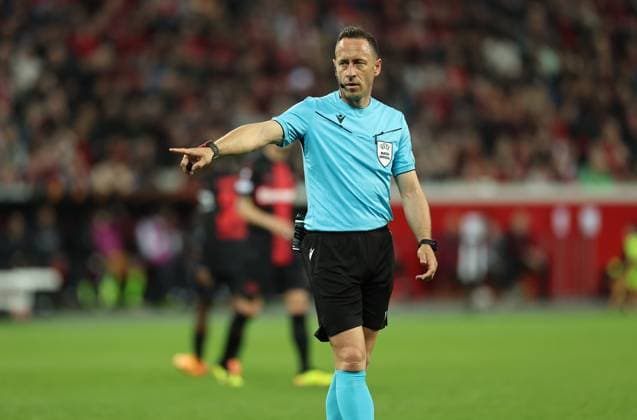 11.04.2024, Fussball UEFA Europa League, Viertelfinale Hinspiel, Bayer 04 Leverkusen - West Ham United FC, v.l., Schiedsrichter Artur Soares Dias (POR) gibt Anweisungen, gestikuliert, mit den Armen gestikulieren gives instructions, gesticulate DFL DFB REGULATIONS PROHIBIT ANY USE OF PHOTOGRAPHS AS IMAGE SEQUENCES AND OR QUASI-VIDEO. xdcx Copyright: HMBxMedia