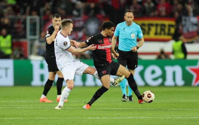 11.04.2024, Fussball UEFA Europa League, Viertelfinale Hinspiel, Bayer 04 Leverkusen - West Ham United FC, v.l., James Ward-Prowse (West Ham United), Amine Adli (Bayer 04 Leverkusen) DFL DFB REGULATIONS PROHIBIT ANY USE OF PHOTOGRAPHS AS IMAGE SEQUENCES AND OR QUASI-VIDEO. xdcx Copyright: HMBxMedia