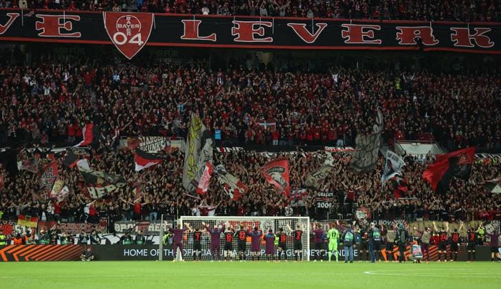 11.04.2024, Fussball UEFA Europa League, Viertelfinale Hinspiel, Bayer 04 Leverkusen - West Ham United FC, v.l., Spieler feiern nach dem Spiel mit den Fans DFL DFB REGULATIONS PROHIBIT ANY USE OF PHOTOGRAPHS AS IMAGE SEQUENCES AND OR QUASI-VIDEO. xdcx Copyright: HMBxMedia