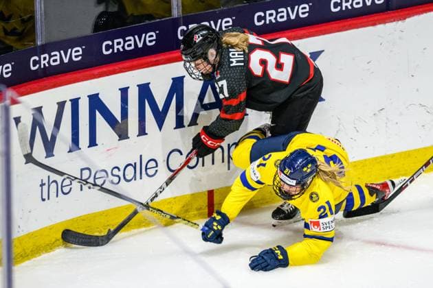 240411 Emma Maltais of Canada and Lova Blom of Sweden during the 2024 IIHF Women s World Championship, WM, Weltmeisterschaft quarterfinal between Canada and Sweden on April 11, 2024 in Utica. Photo: Aron Broman BILDBYRAN COP 341 AM0047 ishockey Ice hockey, Eishockey vm dam 2024 iihf womens world championship dam vm ishockey vm kvartsfinal quarterfinal quarterfinals kanada sverige sweden women canada day 9 bbeng Copyright: ARONxBROMAN BB240411AM112