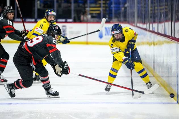 240411 Marie-Philip Poulin of Canada and LinnÃ a Andersson of Sweden during the 2024 IIHF Women s World Championship, WM, Weltmeisterschaft quarterfinal between Canada and Sweden on April 11, 2024 in Utica. Photo: Aron Broman BILDBYRAN COP 341 AM0047 ishockey Ice hockey, Eishockey vm dam 2024 iihf womens world championship dam vm ishockey vm kvartsfinal quarterfinal quarterfinals kanada sverige sweden women canada day 9 bbeng Copyright: ARONxBROMAN BB240411AM116