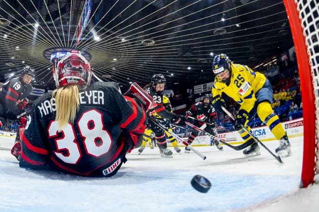 240411 Lina Ljungblom of Sweden scores a goal that is later disqualified during the 2024 IIHF Women s World Championship, WM, Weltmeisterschaft quarterfinal between Canada and Sweden on April 11, 2024 in Utica. Photo: Aron Broman BILDBYRAN COP 341 AM0047 ishockey Ice hockey, Eishockey vm dam 2024 iihf womens world championship dam vm ishockey vm kvartsfinal quarterfinal quarterfinals kanada sverige sweden women canada day 9 bbeng Copyright: ARONxBROMAN BB240411AM135