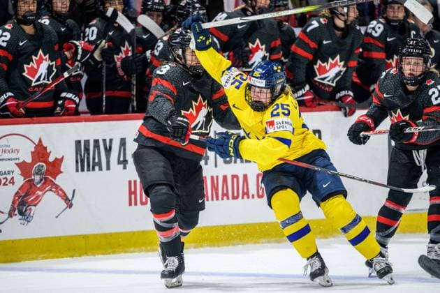 240411 Jocelyne Larocque of Canada and Lina Ljungblom of Sweden during the 2024 IIHF Women s World Championship, WM, Weltmeisterschaft quarterfinal between Canada and Sweden on April 11, 2024 in Utica. Photo: Aron Broman BILDBYRAN COP 341 AM0047 ishockey Ice hockey, Eishockey vm dam 2024 iihf womens world championship dam vm ishockey vm kvartsfinal quarterfinal quarterfinals kanada sverige sweden women canada day 9 bbeng Copyright: ARONxBROMAN BB240411AM132