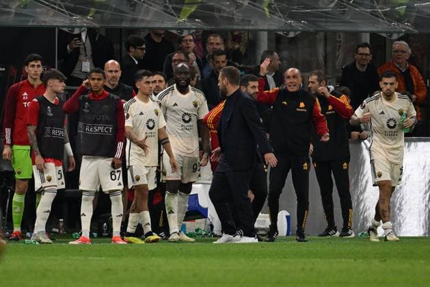 AC Milan v AS Roma: Quarter-Final First Leg - UEFA Europa League 2023 24 A.S. Roma is celebrating after their victory in the UEFA Europa League Quarter-final First Leg match between A.C. Milan and A.S. Roma in Milan, Italy, on April 11, 2024. Milan Italy Italy  Copyright: xDomenicoxCippitellix originalFilename:cippitelli-acmilanv240411_np3Lp.jpg