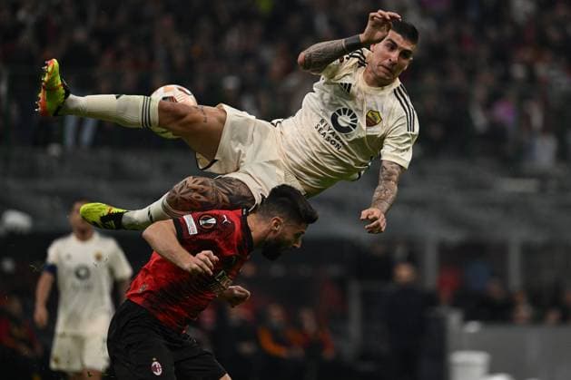 AC Milan v AS Roma: Quarter-Final First Leg - UEFA Europa League 2023 24 Gianluca Mancini of A.S. Roma and Olivier Giroud of A.C. Milan are competing during the UEFA Europa League Quarter-final First Leg match between A.C. Milan and A.S. Roma at Stadio Giuseppe Meazza in Milan, Italy, on April 11, 2024. Milan Italy Italy  Copyright: xDomenicoxCippitellix originalFilename:cippitelli-acmilanv240411_nphE2.jpg