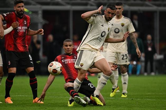 AC Milan v AS Roma: Quarter-Final First Leg - UEFA Europa League 2023 24 Malick Thiaw of A.C. Milan and Bryan Cristante of A.S. Roma are competing during the UEFA Europa League Quarter-final First Leg match between A.C. Milan and A.S. Roma at Stadio Giuseppe Meazza in Milan, Italy, on April 11, 2024. Milan Italy Italy  Copyright: xDomenicoxCippitellix originalFilename:cippitelli-acmilanv240411_npwxd.jpg
