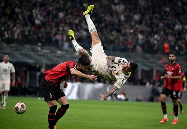 (240412) -- MILAN, April 12, 2024 -- AC Milan s Olivier Giroud (L) vies with Roma s Gianluca Mancini during the UEFA Europa League quarterfinal 1st leg match between AC Milan and Roma in Milan, Italy, April 11, 2024. (Photo by Xinhua) (SP)ITALY-MILAN-FOOTBALL-UEFA EUROPA LEAGUE-QUARTERFINAL-AC MILAN VS ROMA AlbertoxLingria 