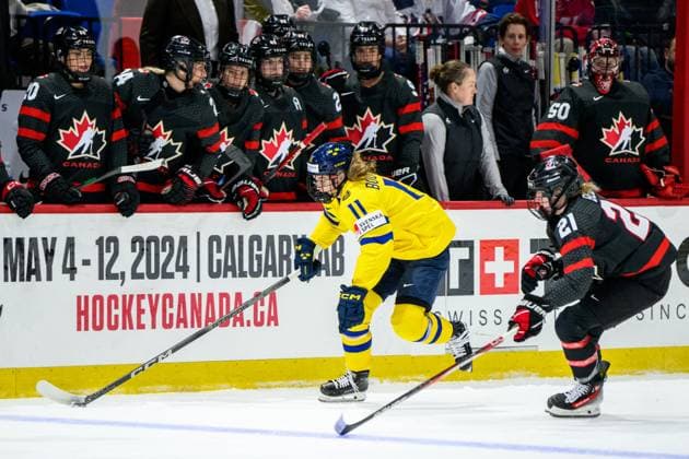240411 Josefin Bouveng of Sweden and Ashton Bell of Canada during the 2024 IIHF Women s World Championship, WM, Weltmeisterschaft quarterfinal between Canada and Sweden on April 11, 2024 in Utica. Photo: Aron Broman BILDBYRAN COP 341 AM0047 ishockey Ice hockey, Eishockey vm dam 2024 iihf womens world championship dam vm ishockey vm kvartsfinal quarterfinal quarterfinals kanada sverige sweden women canada day 9 bbeng Copyright: ARONxBROMAN BB240411AM148