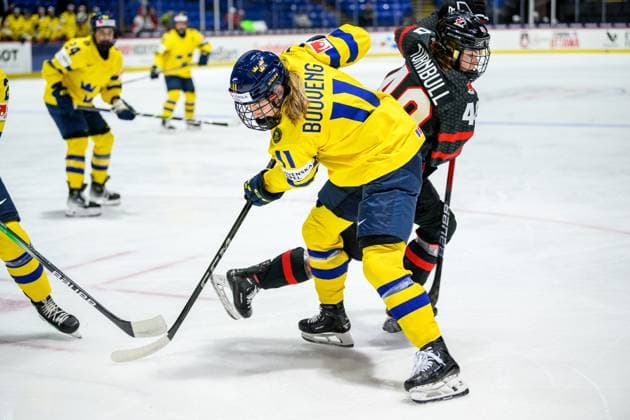 240411 Josefin Bouveng of Sweden and Blayre Turnbull of Canada during the 2024 IIHF Women s World Championship, WM, Weltmeisterschaft quarterfinal between Canada and Sweden on April 11, 2024 in Utica. Photo: Aron Broman BILDBYRAN COP 341 AM0047 ishockey Ice hockey, Eishockey vm dam 2024 iihf womens world championship dam vm ishockey vm kvartsfinal quarterfinal quarterfinals kanada sverige sweden women canada day 9 bbeng Copyright: ARONxBROMAN BB240411AM151