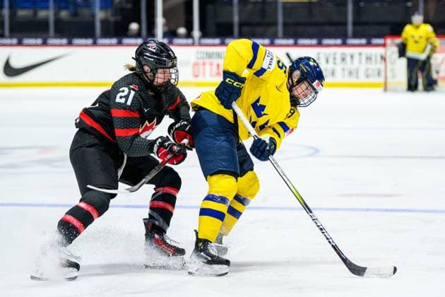 240411 Ashton Bell of Canada and Lina Ljungblom of Sweden during the 2024 IIHF Women s World Championship, WM, Weltmeisterschaft quarterfinal between Canada and Sweden on April 11, 2024 in Utica. Photo: Aron Broman BILDBYRAN COP 341 AM0047 ishockey Ice hockey, Eishockey vm dam 2024 iihf womens world championship dam vm ishockey vm kvartsfinal quarterfinal quarterfinals kanada sverige sweden women canada day 9 bbeng Copyright: ARONxBROMAN BB240411AM152