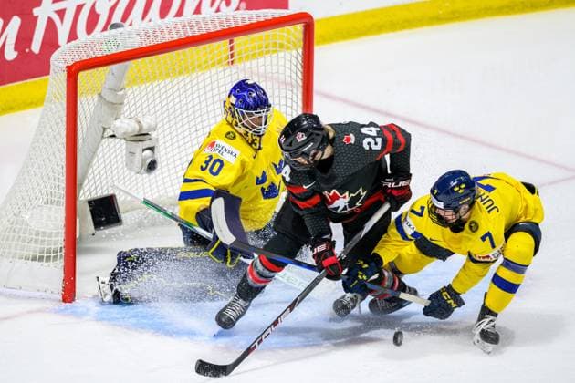 240411 Goaltender Emma Söderberg of Sweden, Natalie Spooner of Canada and Mira Jungaker of Sweden during the 2024 IIHF Women s World Championship, WM, Weltmeisterschaft quarterfinal between Canada and Sweden on April 11, 2024 in Utica. Photo: Aron Broman BILDBYRAN COP 341 AM0047 ishockey Ice hockey, Eishockey vm dam 2024 iihf womens world championship dam vm ishockey vm kvartsfinal quarterfinal quarterfinals kanada sverige sweden women canada day 9 bbeng Copyright: ARONxBROMAN BB240411AM159