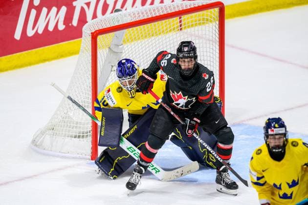240411 Goaltender Emma Söderberg of Sweden and Emily Clark of Canada during the 2024 IIHF Women s World Championship, WM, Weltmeisterschaft quarterfinal between Canada and Sweden on April 11, 2024 in Utica. Photo: Aron Broman BILDBYRAN COP 341 AM0047 ishockey Ice hockey, Eishockey vm dam 2024 iihf womens world championship dam vm ishockey vm kvartsfinal quarterfinal quarterfinals kanada sverige sweden women canada day 9 bbeng Copyright: ARONxBROMAN BB240411AM165