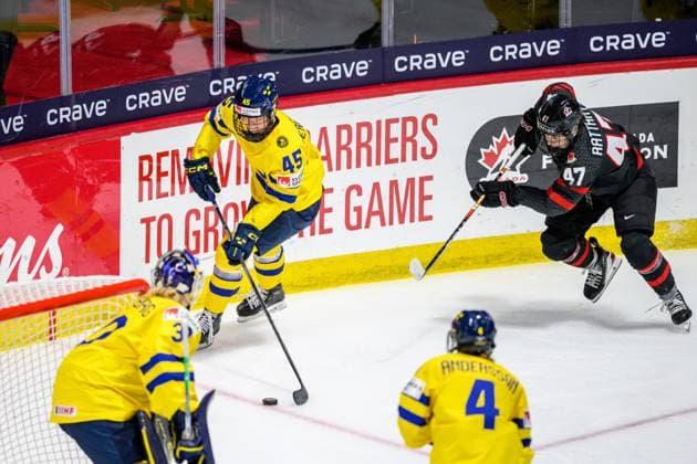 240411 Paula Bergström of Sweden and Jamie Lee Rattray of Canada during the 2024 IIHF Women s World Championship, WM, Weltmeisterschaft quarterfinal between Canada and Sweden on April 11, 2024 in Utica. Photo: Aron Broman BILDBYRAN COP 341 AM0047 ishockey Ice hockey, Eishockey vm dam 2024 iihf womens world championship dam vm ishockey vm kvartsfinal quarterfinal quarterfinals kanada sverige sweden women canada day 9 bbeng Copyright: ARONxBROMAN BB240411AM162