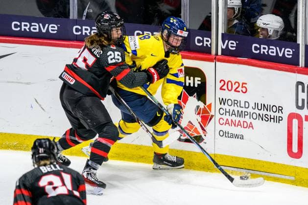 240411 Jaime Bourbonnais of Canada and Hilda Svensson of Sweden during the 2024 IIHF Women s World Championship, WM, Weltmeisterschaft quarterfinal between Canada and Sweden on April 11, 2024 in Utica. Photo: Aron Broman BILDBYRAN COP 341 AM0047 ishockey Ice hockey, Eishockey vm dam 2024 iihf womens world championship dam vm ishockey vm kvartsfinal quarterfinal quarterfinals kanada sverige sweden women canada day 9 bbeng Copyright: ARONxBROMAN BB240411AM170