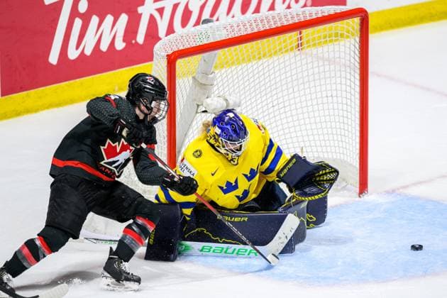 240411 Jocelyne Larocque of Canada and goaltender Emma Söderberg of Sweden during the 2024 IIHF Women s World Championship, WM, Weltmeisterschaft quarterfinal between Canada and Sweden on April 11, 2024 in Utica. Photo: Aron Broman BILDBYRAN COP 341 AM0047 ishockey Ice hockey, Eishockey vm dam 2024 iihf womens world championship dam vm ishockey vm kvartsfinal quarterfinal quarterfinals kanada sverige sweden women canada day 9 bbeng Copyright: ARONxBROMAN BB240411AM171