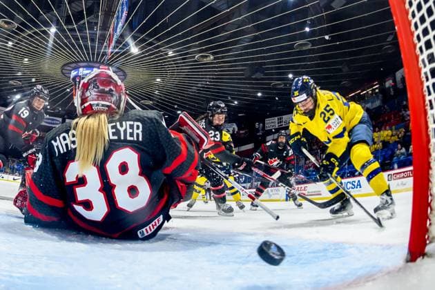 240411 Lina Ljungblom of Sweden scores a goal that is later dismissed during the 2024 IIHF Women s World Championship, WM, Weltmeisterschaft quarterfinal between Canada and Sweden on April 11, 2024 in Utica. Photo: Aron Broman BILDBYRAN COP 341 AM0047 ishockey Ice hockey, Eishockey vm dam 2024 iihf womens world championship dam vm ishockey vm kvartsfinal quarterfinal quarterfinals kanada sverige sweden women canada day 9 bbeng Copyright: ARONxBROMAN BB240411AM183