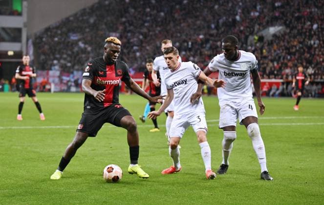 v.li., Victor Boniface (Bayer 04 Leverkusen), Aaron Cresswell (West Ham United), Kurt Zouma (West Ham United) 11.04.2024, Fussball Europa League, Saison 2023 2024, Viertelfinale Hinspiel, Bayer 04 Leverkusen - West Ham United 2:0 Leverkusen BayArena Nordrhein Westfalen Deutschland