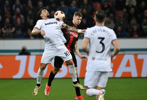 Lucas Paqueta (West Ham United), Josip Stanisic (Bayer 04 Leverkusen), v.li. 11.04.2024, Fussball Europa League, Saison 2023 2024, Viertelfinale Hinspiel, Bayer 04 Leverkusen - West Ham United Leverkusen BayArena Nordrhein Westfalen Deutschland