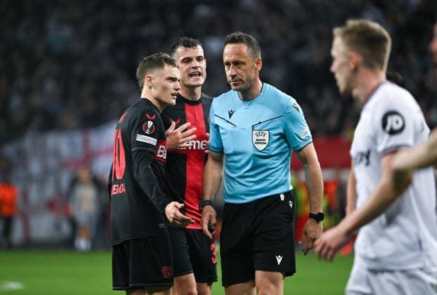 v.li., Florian Wirtz (Bayer 04 Leverkusen), Granit Xhaka (Bayer 04 Leverkusen) Schiedsrichter Artur Dias (POR) 11.04.2024, Fussball Europa League, Saison 2023 2024, Viertelfinale Hinspiel, Bayer 04 Leverkusen - West Ham United Leverkusen BayArena Nordrhein Westfalen Deutschland
