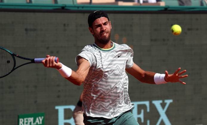 ROLEX MC MASTERS TSITSIPAS-KHACHANOV PHOTOPQR NICE MATIN Jean François Ottonello ; Roquebrune-Cap-Martin ; 12 04 2024 ; Rolex Monte-Carlo Masters - quart de finale - Stefanos Tsitsipas (GRE en rouge) vs Karen Khachanov (RUS en blanc-vert)