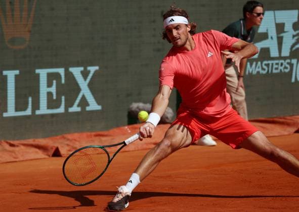 ROLEX MC MASTERS TSITSIPAS-KHACHANOV PHOTOPQR NICE MATIN Jean François Ottonello ; Roquebrune-Cap-Martin ; 12 04 2024 ; Rolex Monte-Carlo Masters - quart de finale - Stefanos Tsitsipas (GRE en rouge) vs Karen Khachanov (RUS en blanc-vert)