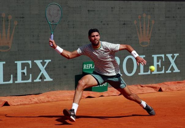 ROLEX MC MASTERS TSITSIPAS-KHACHANOV PHOTOPQR NICE MATIN Jean François Ottonello ; Roquebrune-Cap-Martin ; 12 04 2024 ; Rolex Monte-Carlo Masters - quart de finale - Stefanos Tsitsipas (GRE en rouge) vs Karen Khachanov (RUS en blanc-vert)