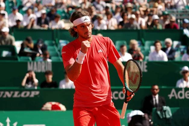 ROLEX MC MASTERS TSITSIPAS-KHACHANOV PHOTOPQR NICE MATIN Jean François Ottonello ; Roquebrune-Cap-Martin ; 12 04 2024 ; Rolex Monte-Carlo Masters - quart de finale - Stefanos Tsitsipas (GRE en rouge) vs Karen Khachanov (RUS en blanc-vert)