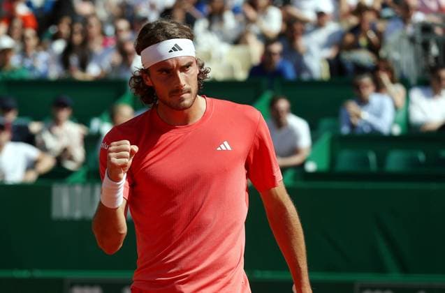 ROLEX MC MASTERS TSITSIPAS-KHACHANOV PHOTOPQR NICE MATIN Jean François Ottonello ; Roquebrune-Cap-Martin ; 12 04 2024 ; Rolex Monte-Carlo Masters - quart de finale - Stefanos Tsitsipas (GRE en rouge) vs Karen Khachanov (RUS en blanc-vert)