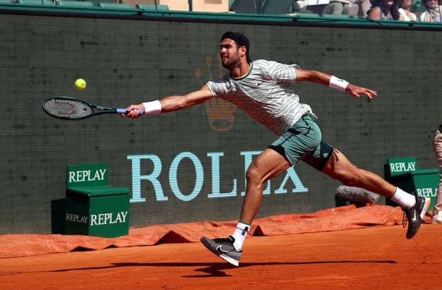 ROLEX MC MASTERS TSITSIPAS-KHACHANOV PHOTOPQR NICE MATIN Jean François Ottonello ; Roquebrune-Cap-Martin ; 12 04 2024 ; Rolex Monte-Carlo Masters - quart de finale - Stefanos Tsitsipas (GRE en rouge) vs Karen Khachanov (RUS en blanc-vert)