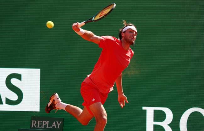ROLEX MC MASTERS TSITSIPAS-KHACHANOV PHOTOPQR NICE MATIN Jean François Ottonello ; Roquebrune-Cap-Martin ; 12 04 2024 ; Rolex Monte-Carlo Masters - quart de finale - Stefanos Tsitsipas (GRE en rouge) vs Karen Khachanov (RUS en blanc-vert)