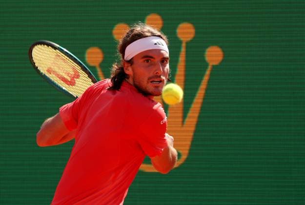 ROLEX MC MASTERS TSITSIPAS-KHACHANOV PHOTOPQR NICE MATIN Jean François Ottonello ; Roquebrune-Cap-Martin ; 12 04 2024 ; Rolex Monte-Carlo Masters - quart de finale - Stefanos Tsitsipas (GRE en rouge) vs Karen Khachanov (RUS en blanc-vert)