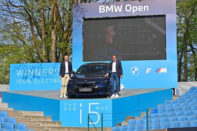 v.li:Christian Ach, Leiter BMW Deutschland und Patrik Kuehnen, Turnierdirektor BMW Open bei der Enthuellung des Siegerfahrzeugs , einem BMW I5 M60. Tennis BMW Open 2024 vom 13.04.-21.04. 2024