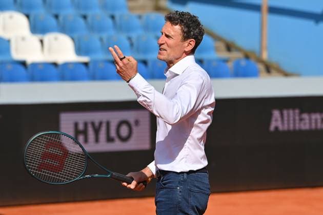 Sport Bilder des Tages Patrik Kuehnen, Turnierdirektor BMW Open , mit Tennisschlaeger, Einzelbild,angeschnittenes Einzelmotiv, Halbfigur,halbe Figur. Tennis BMW Open 2024 vom 13.04.-21.04. 2024