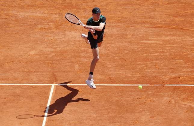 ROLEX MC MASTERS RUNE SINNER PHOTOPQR NICE MATIN Jean François Ottonello ; Roquebrune-Cap-Martin ; 12 04 2024 ; Rolex Monte-Carlo Masters - quart de finale - Holger Rune (DEN en jaune) vs Jannik Sinner (ITA en noir) Roquebrune-Cap-Martin France  Copyright: xPHOTOPQR NICExMATIN MAXPPPxJeanxFrançoisxOttonellox 20240412NIM4897 20240412NIM4897