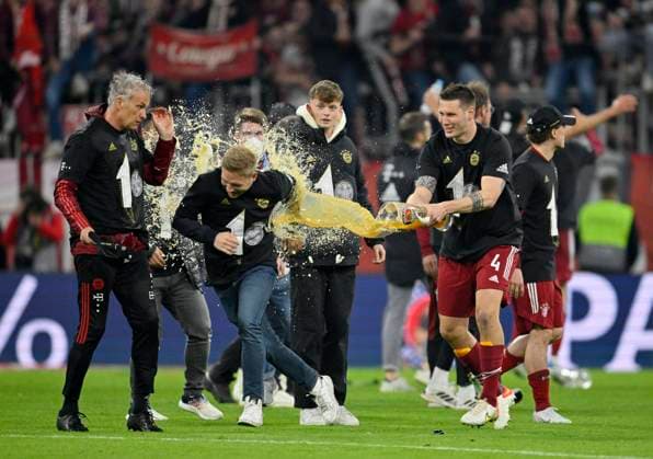 Bierdusche, Niklas Süle FC Bayern München FCB 04, FC Bayern München feiert seine 10. Meisterschaft in Folge, Allianz Arena, München, Bayern, Deutschland, Europa *** Beer shower, Niklas Süle FC Bayern Munich FCB 04 , FC Bayern Munich celebrates its 10 championship in a row, Allianz Arena, Munich, Bavaria, Germany, Europe Copyright: imageBROKER MichaelxWeber iblimw08272564.jpg Bitte beachten Sie die gesetzlichen Bestimmungen des deutschen Urheberrechtes hinsichtlich der Namensnennung des Fotografen im direkten Umfeld der Veröffentlichung! Bierdusche, Niklas Süle FC Bayern München FCB (04), FC Bayern München feiert seine 10. Meisterschaft in Folge, Allianz A *** Beer shower, Niklas Süle FC Bayern Munich FCB 04, FC Bayern Munich celebrates its 10 championship in a row, Allianz Arena, Munich, Bavaria, Germany, Europe Beer shower, Niklas Süle FC Bayern Munich FCB 04 , FC Bayern Munich celebrates its 10 championship in a row, Allianz Arena, Munich, Bavaria, Germany, Europe Copyright imageBROKER MichaelxWeber iblimw08272564 jpg Please observe the legal provisions of German copyright law regarding the attribution of the photographer in the direct vicinity of the publication Beer shower, Niklas Süle FC Bayern Munich FCB 04 , FC Bayern Munich celebrates its 10 championship in a row, Allianz A imago images 158752537