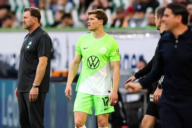 Einwechslung - Kevin Behrens (VfL Wolfsburg,17) mit Trainer Ralph Hasenhüttl (VfL Wolfsburg) - 1. Fussball Bundesliga Saison 2023-2024 Punktspiel VfL Wolfsburg vs. Borussia Mönchengladbach in der Volkswagen Arena in Wolfsburg - Fussball,Deutschland,Mann,Männer,07.04.2024