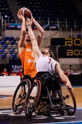 2024 IWBF Men’s Repechage: Kanda - Niederlande; 12.04.2024 Mattijs Bellers (Niederlande, 11) am Ball, Vincent Dallaire (Kanada, 7) 2024 IWBF Men’s Repechage: Kanda - Niederlande, Azur Arena, Antibes Copyright: xBEAUTIFULxSPORTS Wunderlx
