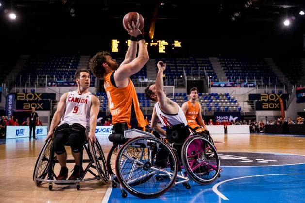 2024 IWBF Men’s Repechage: Kanda - Niederlande; 12.04.2024 Colin Higgins (Kanada, 9), Mendel Op Den Orth (Niederlande, 2) am Ball, Chad Jassman (Kanada, 11) 2024 IWBF Men’s Repechage: Kanda - Niederlande, Azur Arena, Antibes Copyright: xBEAUTIFULxSPORTS Wunderlx