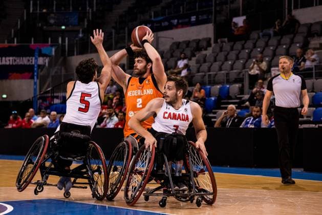 2024 IWBF Men’s Repechage: Kanda - Niederlande; 12.04.2024 Garrett Ostepchuk (Kanada, 5), Mendel Op Den Orth (Niederlande, 2) am Ball, Vincent Dallaire (Kanada, 7) 2024 IWBF Men’s Repechage: Kanda - Niederlande, Azur Arena, Antibes Copyright: xBEAUTIFULxSPORTS Wunderlx