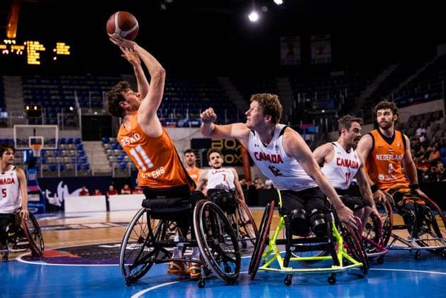2024 IWBF Men’s Repechage: Kanda - Niederlande; 12.04.2024 Mattijs Bellers (Niederlande, 11) am Ball, Patrick Anderson (Kanada, 12) 2024 IWBF Men’s Repechage: Kanda - Niederlande, Azur Arena, Antibes Copyright: xBEAUTIFULxSPORTS Wunderlx