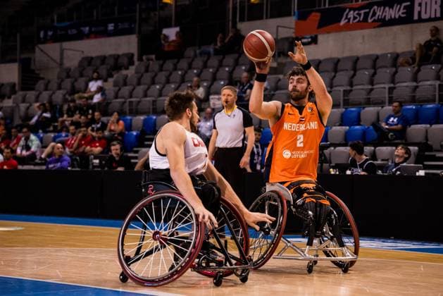 2024 IWBF Men’s Repechage: Kanda - Niederlande; 12.04.2024 Vincent Dallaire (Kanada, 7), Mendel Op Den Orth (Niederlande, 2) am Ball 2024 IWBF Men’s Repechage: Kanda - Niederlande, Azur Arena, Antibes Copyright: xBEAUTIFULxSPORTS Wunderlx