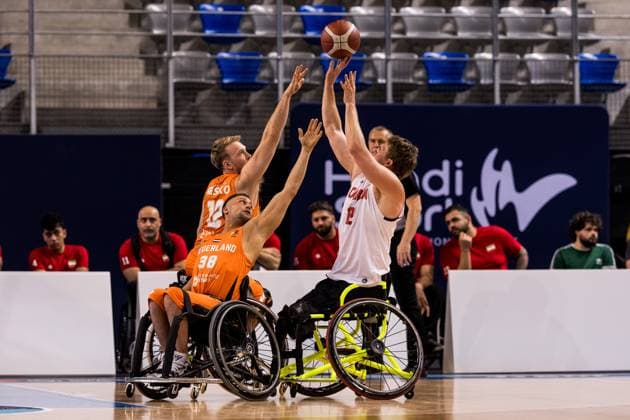 2024 IWBF Men’s Repechage: Kanda - Niederlande; 12.04.2024 Gijs Even (Niederlande, 12), Joeri van Liere (Niederlande, 38), Patrick Anderson (Kanada, 12) am Ball 2024 IWBF Men’s Repechage: Kanda - Niederlande, Azur Arena, Antibes Copyright: xBEAUTIFULxSPORTS Wunderlx
