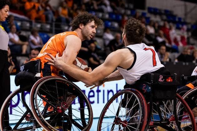2024 IWBF Men’s Repechage: Kanda - Niederlande; 12.04.2024 Robin Poggenwisch (Niederlande, 1) am Ball, Vincent Dallaire (Kanada, 7) 2024 IWBF Men’s Repechage: Kanda - Niederlande, Azur Arena, Antibes Copyright: xBEAUTIFULxSPORTS Wunderlx