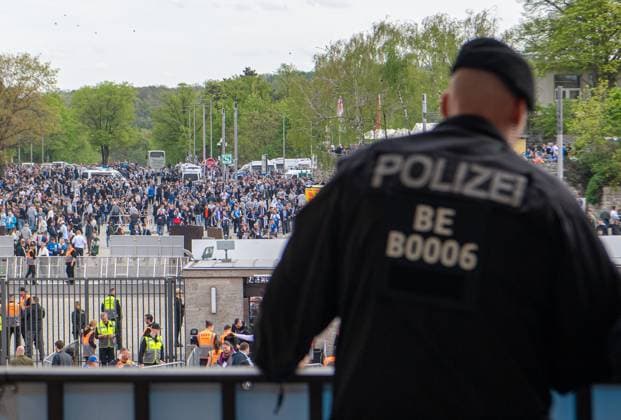 Fussball, Herren, Saison 2023 2024, 2. Bundesliga (29. Spieltag), Hertha BSC - F.C. Hansa Rostock, ein Polizist beobachtet ankommende Hansa-Fans, 12.04. 2024,