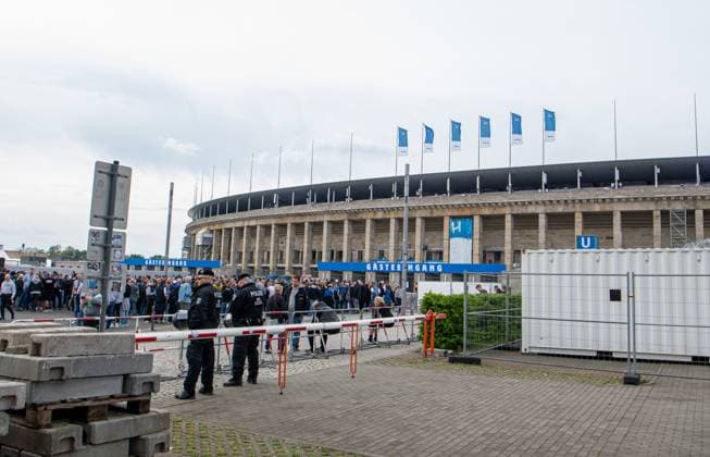 Fussball, Herren, Saison 2023 2024, 2. Bundesliga (29. Spieltag), Hertha BSC - F.C. Hansa Rostock, Fantrennung vor dem Stadion, 12.04. 2024,