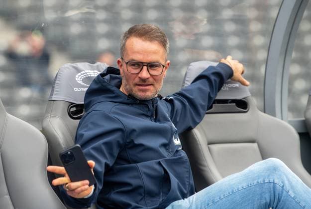 Fussball, Herren, Saison 2023 2024, 2. Bundesliga (29. Spieltag), Hertha BSC - F.C. Hansa Rostock, Sportdirektor Kristian Walter (Hansa Rostock) auf der Bank, 12.04. 2024,